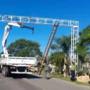 Estructura arco de ruta con soporte para pantalla led